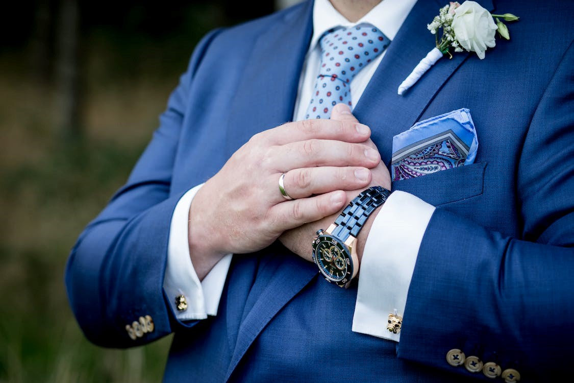 How to Wear a Royal and Midnight Blue Tuxedo?