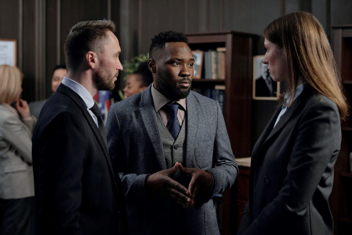 How to Choose the Right Fabric for your Bespoke Suit?