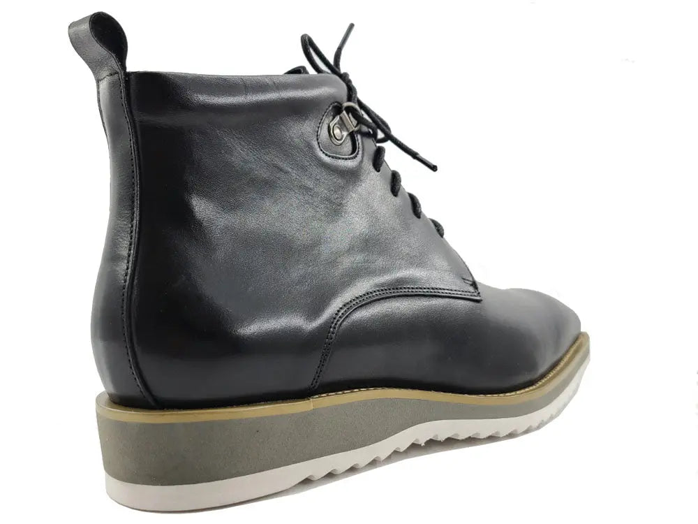 Carrucci Burnished Calfskin Lace-Up Boot - 7.5