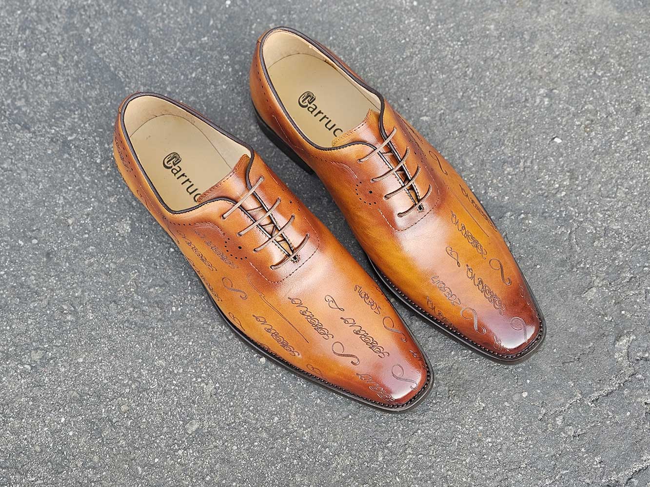 Carrucci Embossed Wholecut Oxford - 7.5